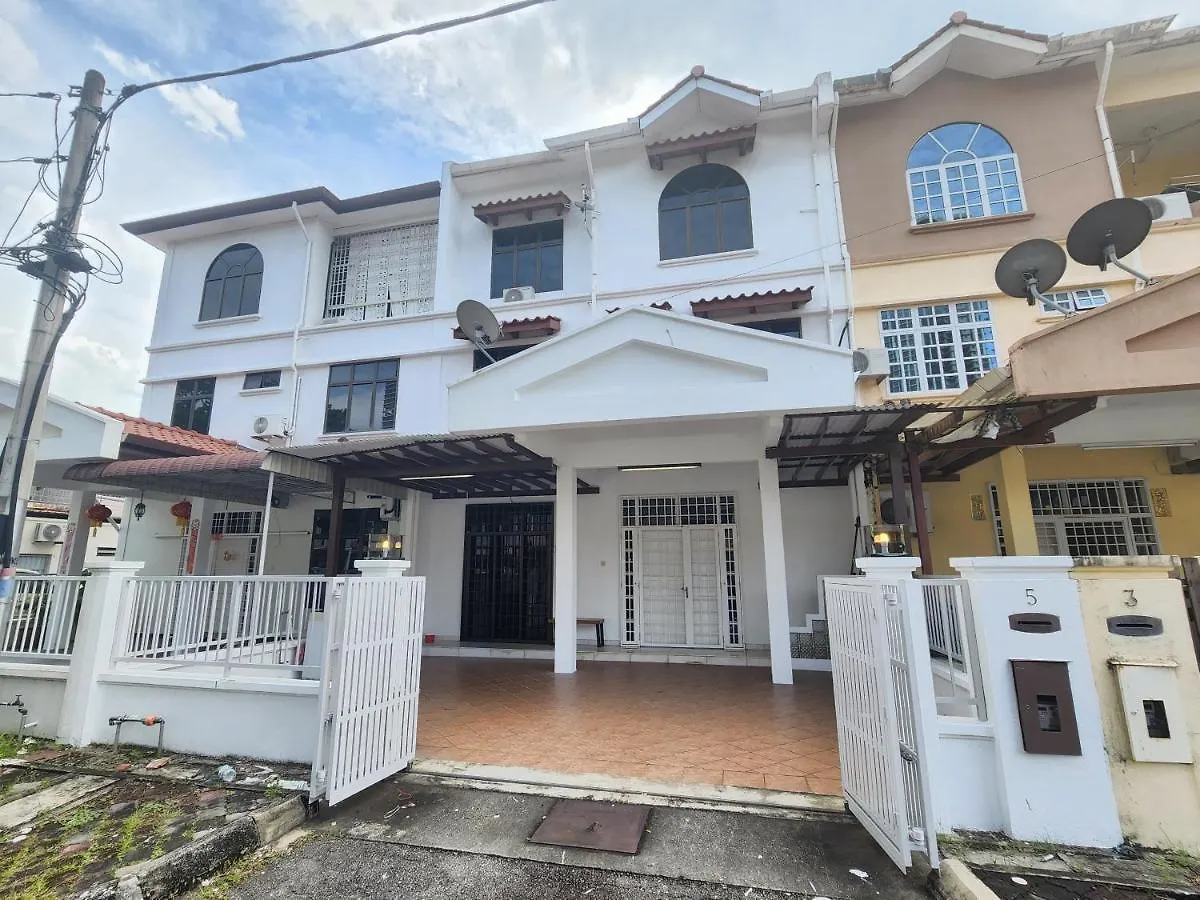 Solok Burma Vacation Home @ Gurney Penang جورج تاون بيت للعطل